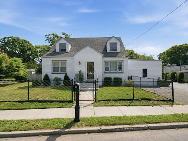 Apartment for sale in Bohemia, New York