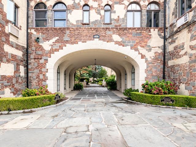 Apartment for sale in Great Neck
