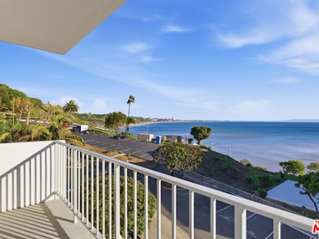 Apartment for sale in Canoga Park, California