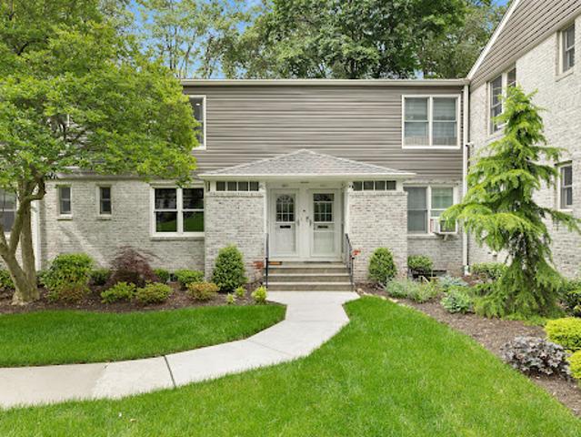 Apartment for sale in Glen Cove
