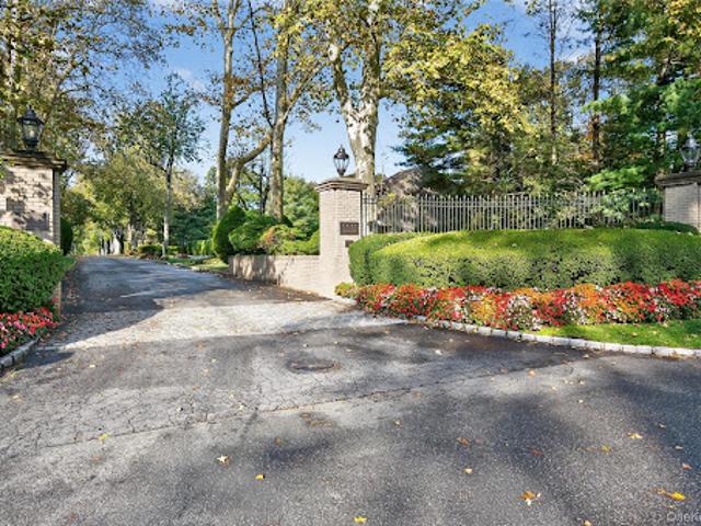 Apartment for sale in Glen Cove, New York