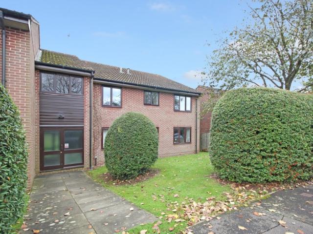Flat for rent in Slaugham, Perryfields