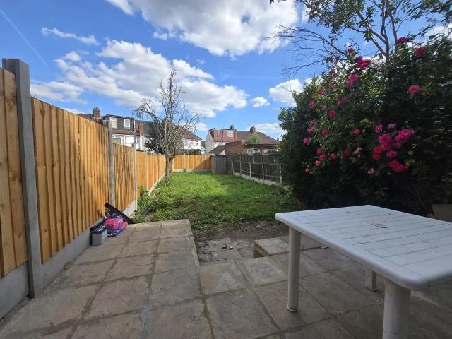 Flat for rent in Clayhall, Greater London