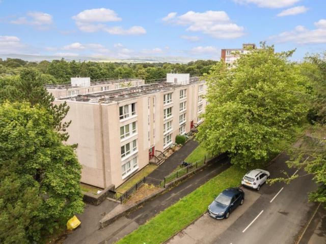 Flat for rent in Maryhill Park, Summerston