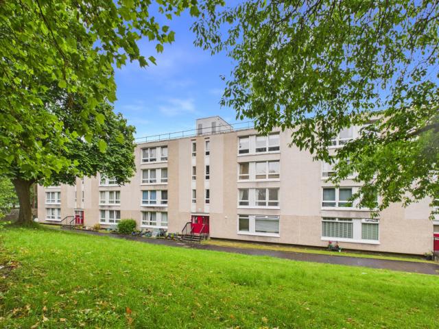 Flat for rent in Maryhill Park, Summerston