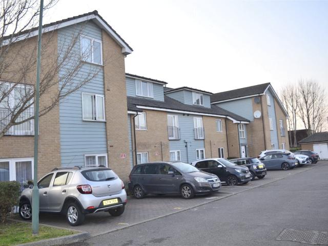 Flat for rent in Roundshaw, Greater London