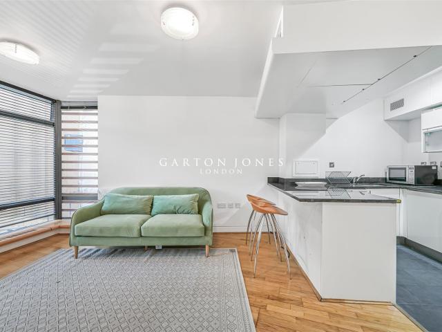 Flat for rent in South Lambeth, Greater London
