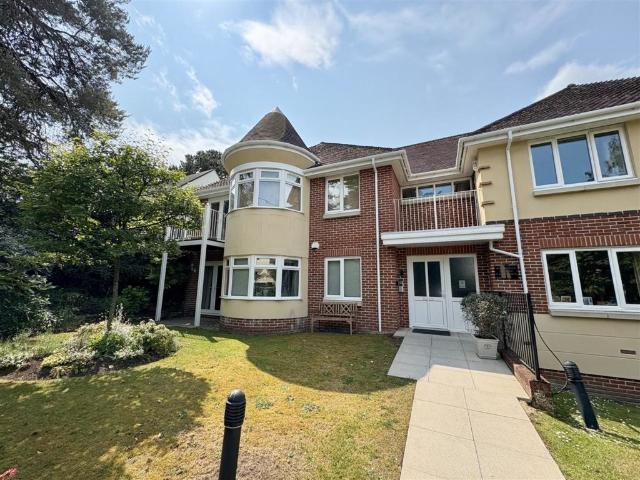Flat for rent in Parley Cross, Ferndown