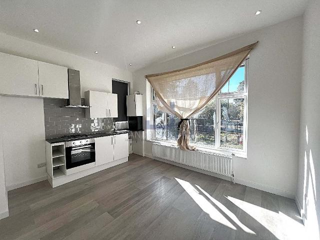 Flat for rent in Furzedown, Greater London