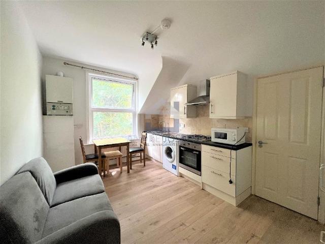 Flat for rent in Furzedown, Greater London