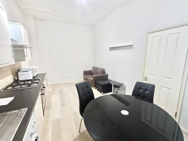 Flat for rent in Furzedown, Greater London