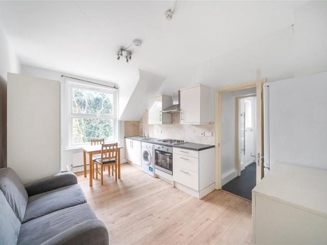 Flat for rent in Furzedown, Greater London
