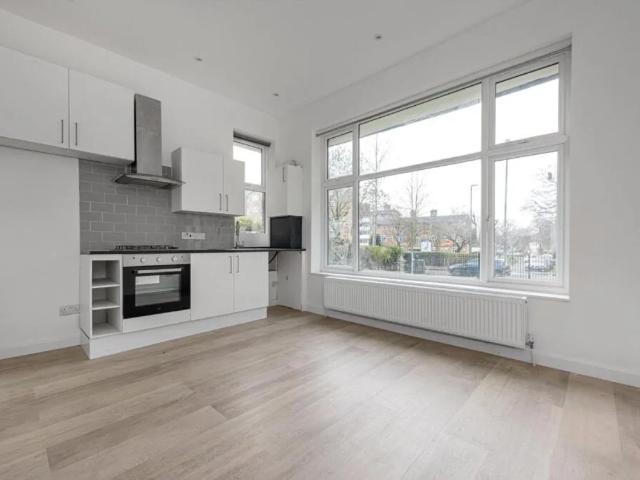 Flat for rent in Furzedown, Greater London