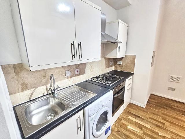 Flat for rent in Furzedown, Greater London