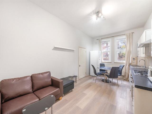 Flat for rent in Furzedown, Greater London