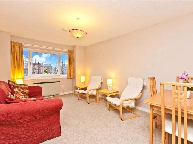 Flat for rent in Hillside, Leith