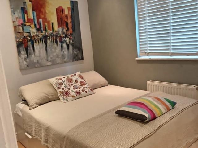 Flat for rent in Queen's Park, Greater London