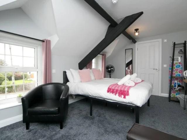 Room for rent in Llaniestyn, Wales