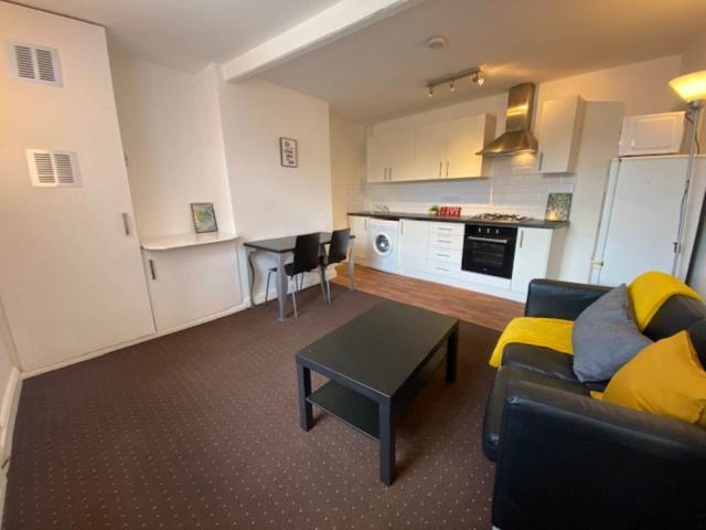 Flat for rent in Huddersfield, West Yorkshire