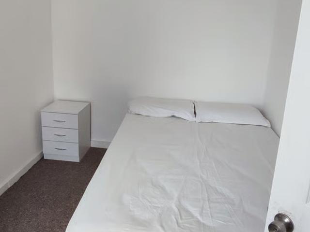 Flat for rent in Summerstown, Greater London