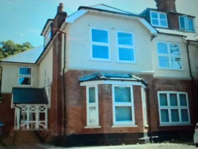Flat for rent in Totteridge, Cressex