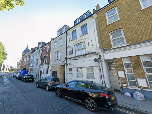 Flat for rent in Shacklewell, Greater London