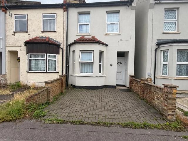 Flat for rent in London Borough of Hillingdon, Greater London