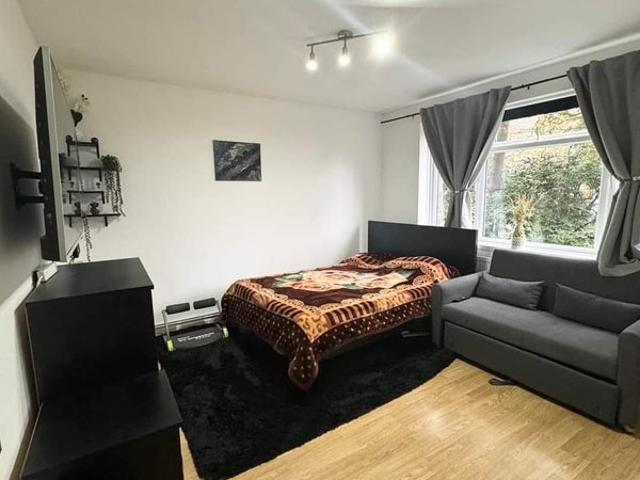 Flat for rent in Little Stanmore, Greater London