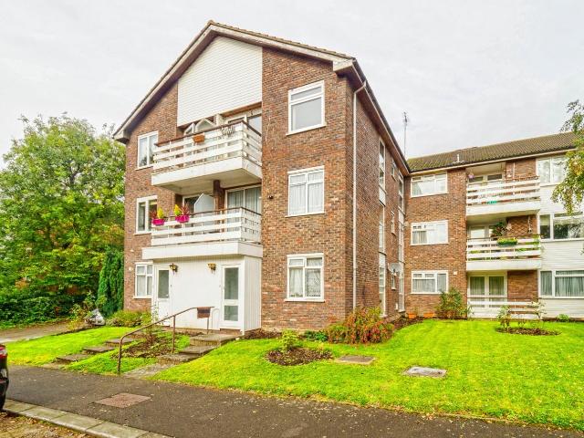Flat for rent in Little Stanmore, Greater London