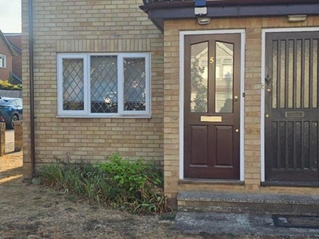 Flat for rent in Cuddington, Epsom and Ewell