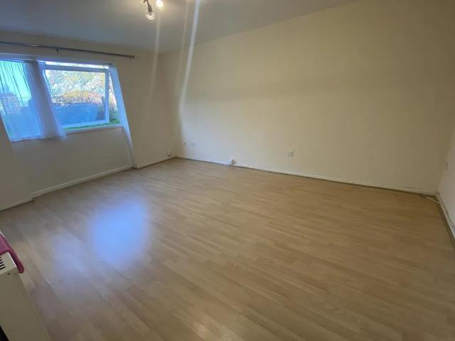 Flat for rent in Woodhall Farm, Pouchen End