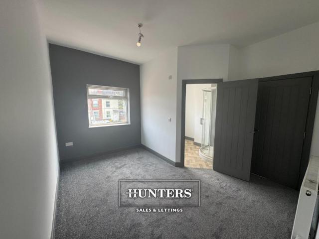 Flat for rent in Wakefield, Grove Town