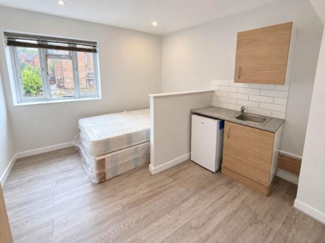 Flat for rent in London Borough of Ealing, Greater London