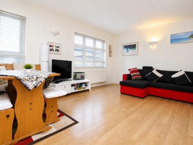 Flat for rent in Lower Feltham, Greater London