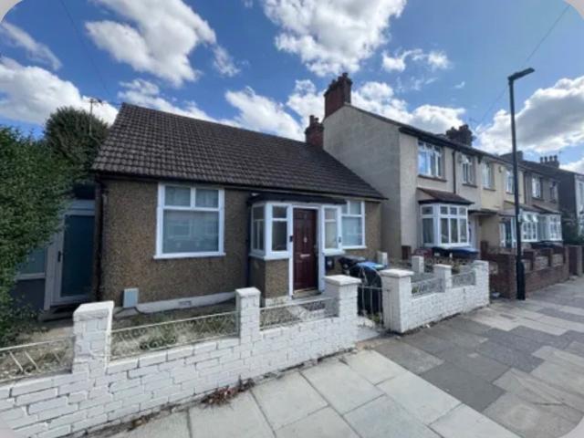 Flat for rent in Freezywater, Greater London