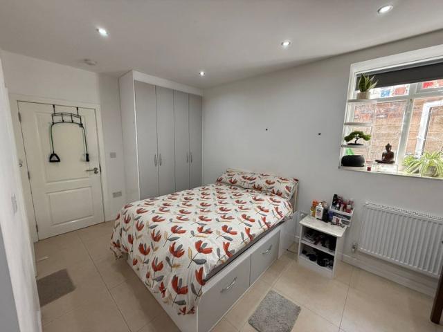 Flat for rent in Hathershaw, Pendock
