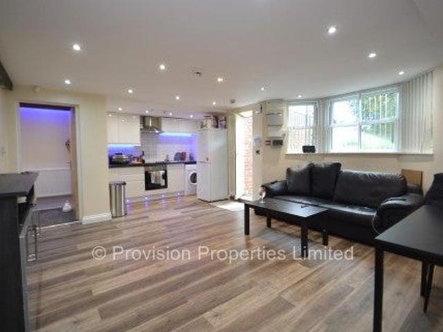 Flat for rent in Hyde Park, Leeds