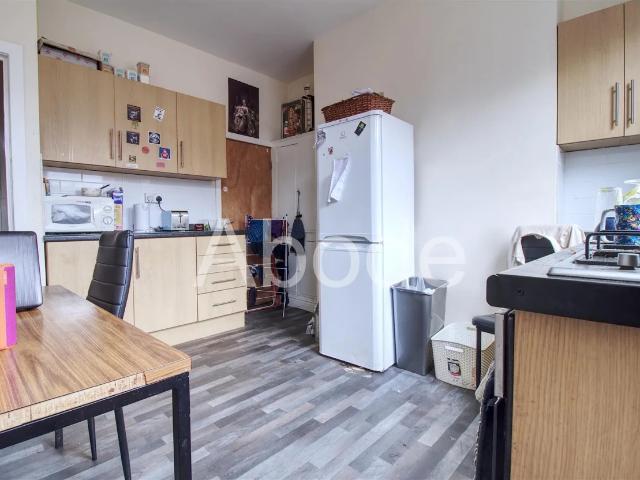 Flat for rent in Hyde Park, Leeds