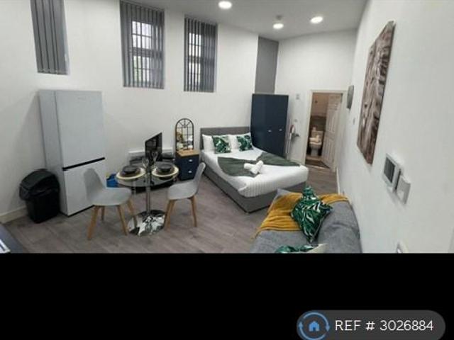 Flat for rent in Lee Bank, Greater Manchester