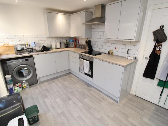 Flat for rent in Wattstown, Wales