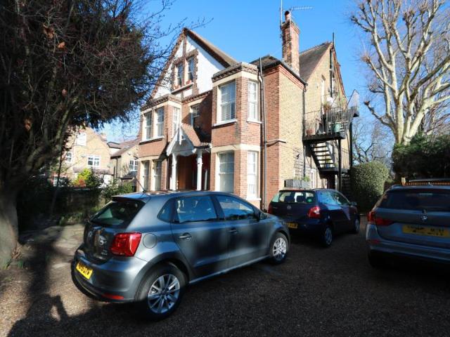 Flat for rent in Long Ditton, Surrey