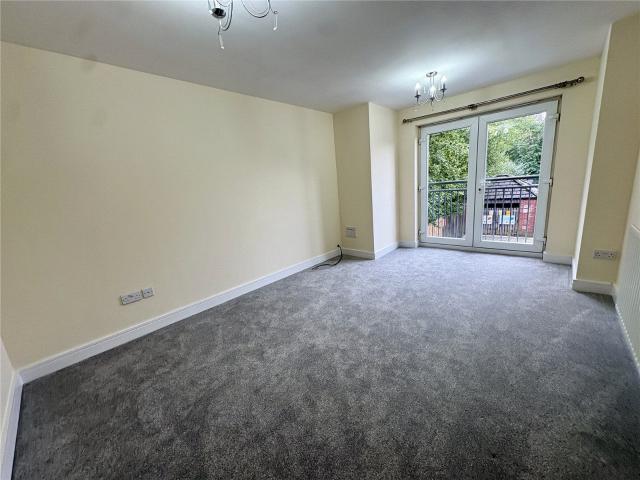 Flat for rent in Cowlishaw, Oldham