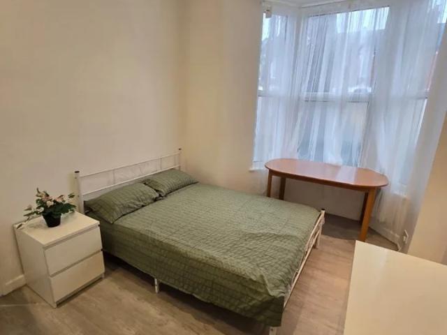Flat for rent in Plaistow, Greater London