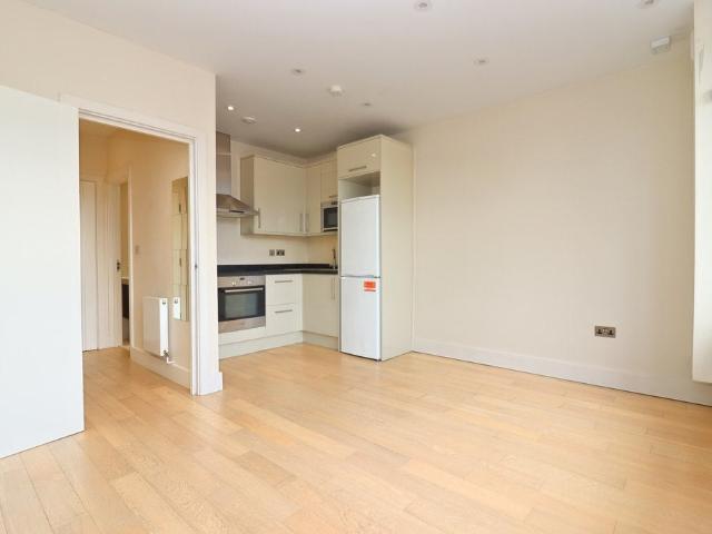 Flat for rent in Tolworth, Greater London