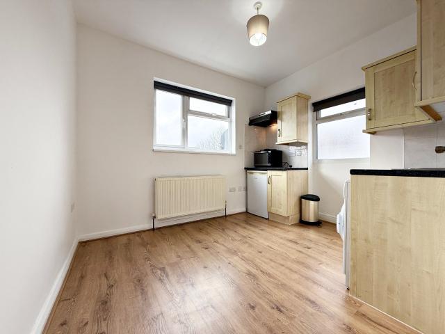 Flat for rent in Iver, Richings Park