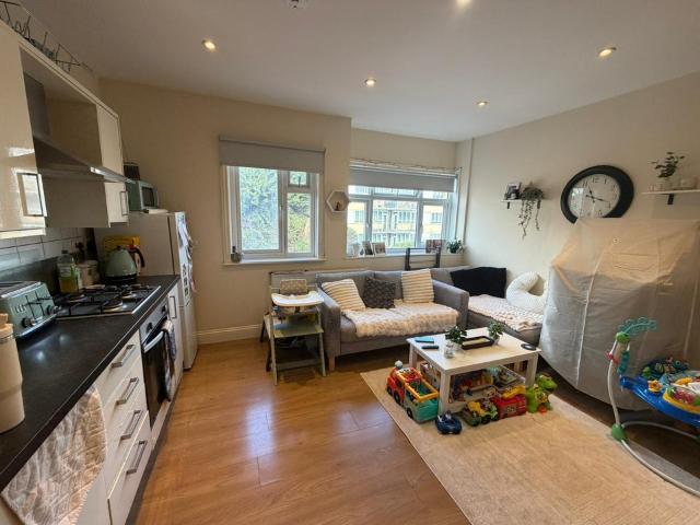 Flat for rent in Iver, Richings Park