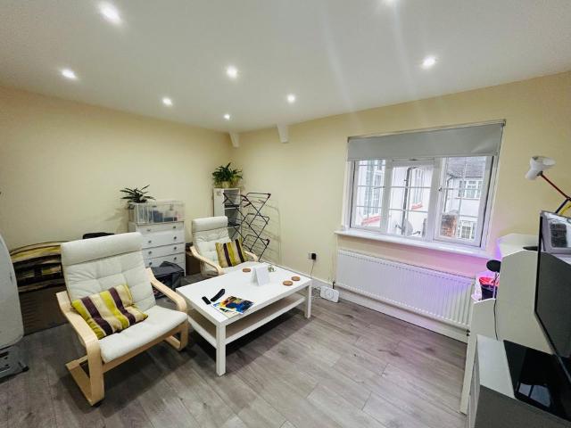 Flat for rent in Iver, Richings Park
