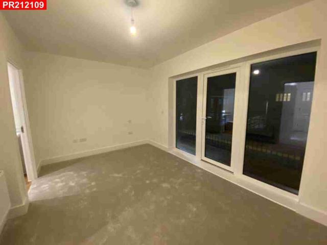 Flat for rent in Red Hill, Surrey