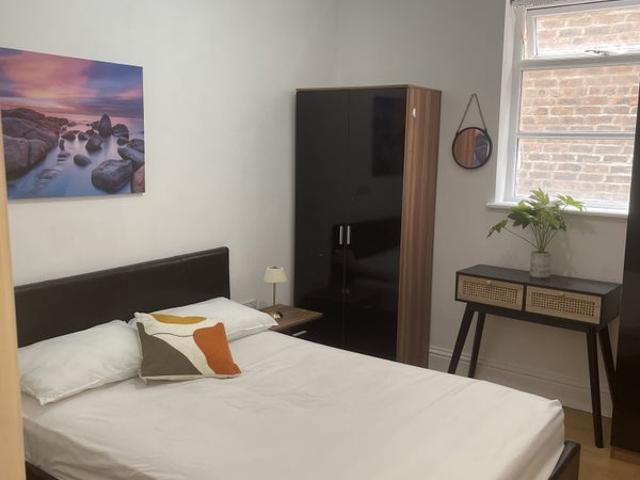 Flat for rent in Elm Park, Calderstones