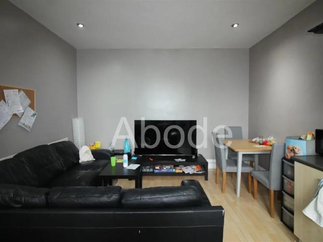 Flat for rent in Hyde Park, West Yorkshire
